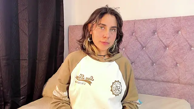 Snapshot of riley_colors chatting on 01.28.25 riley colors online show from 01.28.25