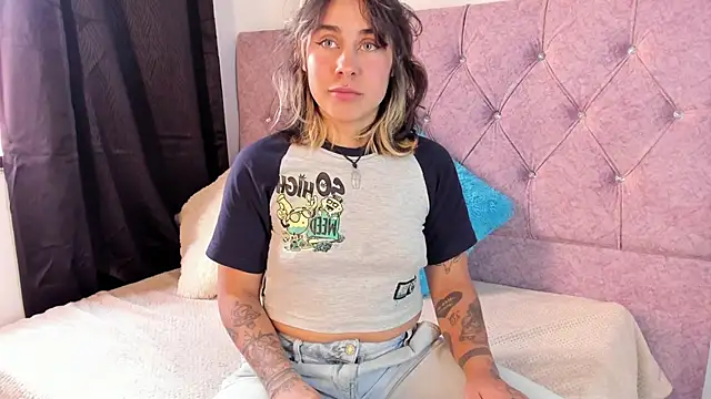 Snapshot of riley_colors chatting on 01.29.25 riley colors online show from 01.29.25