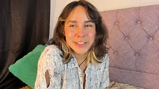 Snapshot of riley_colors chatting on 02.03.25 riley colors online show from 02.03.25