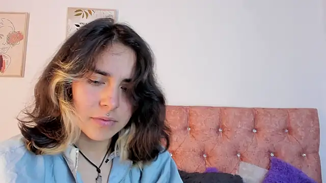 Snapshot of riley_colors chatting on 03.05.25 riley colors online show from 03.05.25