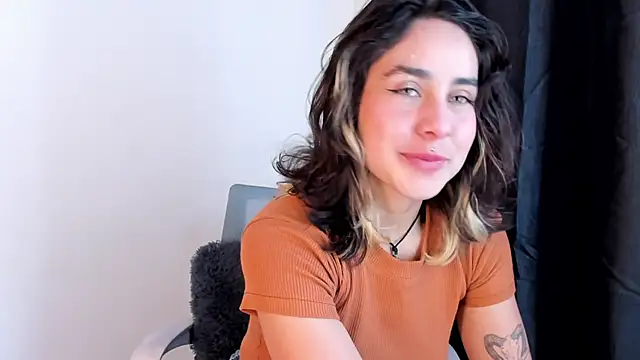 Snapshot of riley_colors chatting on 03.10.25 riley colors online show from 03.10.25