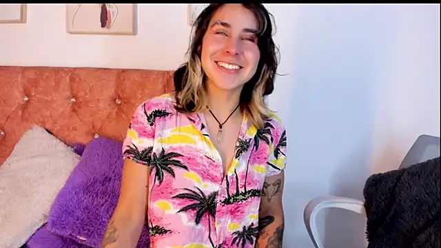 Snapshot of riley_colors chatting on 03.11.25 riley colors online show from 03.11.25