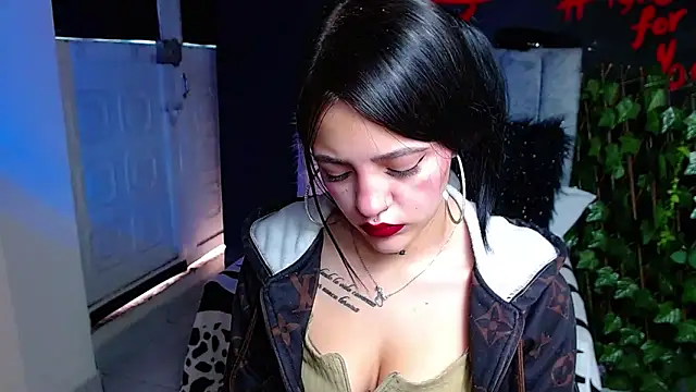 Snapshot of Violettasquirt chatting on 04.18.26 Violettasquirt online show from 04.18.26