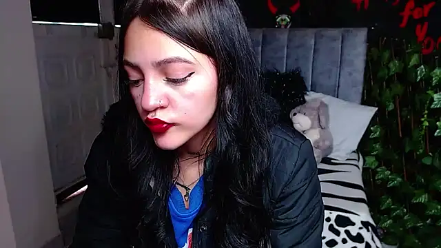 Snapshot of Violettasquirt chatting on 04.21.26 Violettasquirt online show from 04.21.26