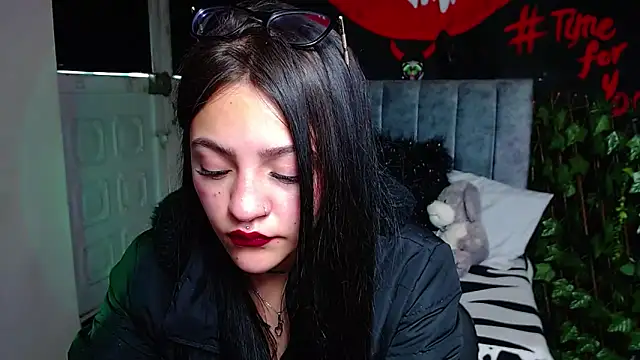 Snapshot of Violettasquirt chatting on 04.22.26 Violettasquirt online show from 04.22.26