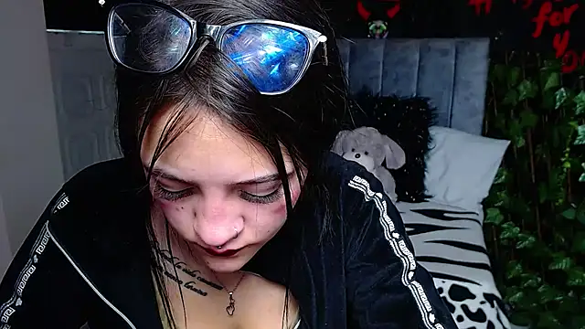 Snapshot of Violettasquirt chatting on 04.23.26 Violettasquirt online show from 04.23.26