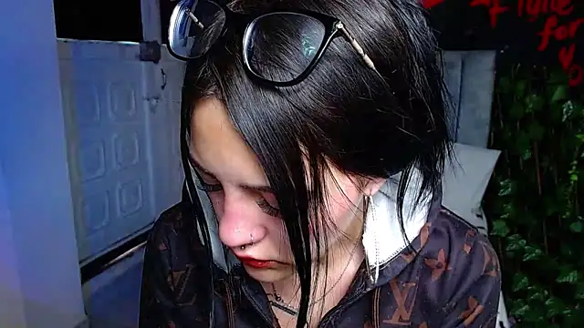 Snapshot of Violettasquirt chatting on 04.29.26 Violettasquirt online show from 04.29.26