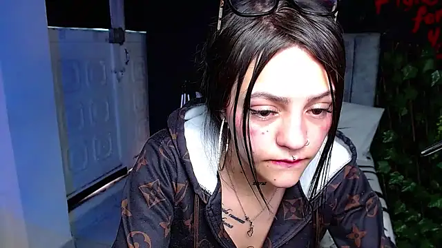 Snapshot of Violettasquirt chatting on 04.29.26 Violettasquirt online show from 04.29.26