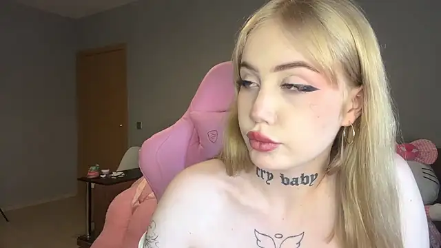 Snapshot of hanna_cry_baby chatting on 03.19.25 hanna cry baby online show from 03.19.25