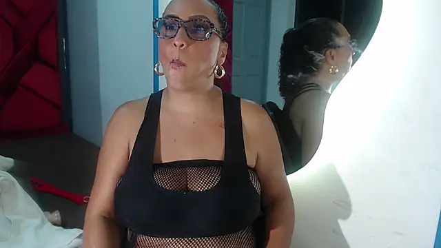 EvaMills1 online show from 02.01.25