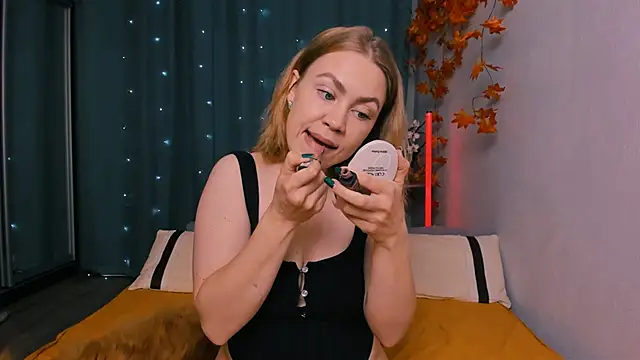 Snapshot of InsatiableFoxX chatting on 09.29.25 InsatiableFoxX online show from 09.29.25