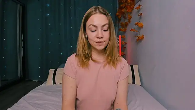 Snapshot of InsatiableFoxX chatting on 10.23.25 InsatiableFoxX online show from 10.23.25