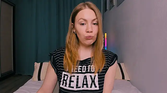 Snapshot of InsatiableFoxX chatting on 04.08.26 InsatiableFoxX online show from 04.08.26