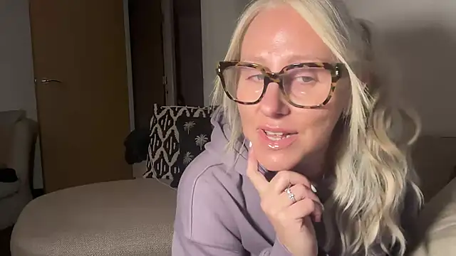 Snapshot of MelodyCollinsUk chatting on 03.02.25 MelodyCollinsUk online show from 03.02.25