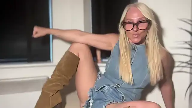 Snapshot of MelodyCollinsUk chatting on 09.11.25 MelodyCollinsUk online show from 09.11.25