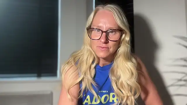 Snapshot of MelodyCollinsUk chatting on 09.20.25 MelodyCollinsUk online show from 09.20.25