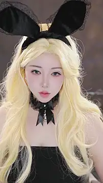 Qiaoqiao  online show from 11.18.25