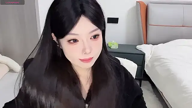 Snapshot of Q-ing chatting on 12.03.24 Q-ing online show from 12.03.24