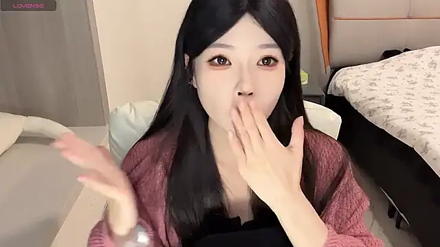 Snapshot of Q-ing chatting on 12.14.24 Q-ing online show from 12.14.24