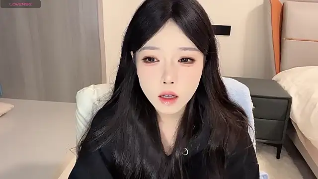 Snapshot of Q-ing chatting on 01.04.25 Q-ing online show from 01.04.25