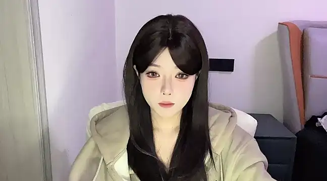 Snapshot of Q-ing chatting on 03.08.25 Q-ing online show from 03.08.25