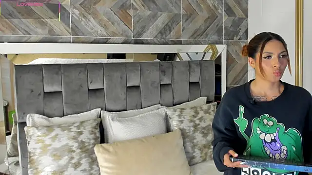 TaniaSmith1 online show from 11.20.25