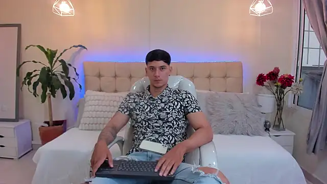 Cristopher strong online show from 01.13.25