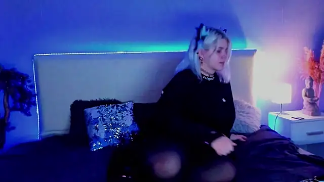 JoannLowe online show from 03.10.25