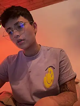 Ashley Chriss online show from 01.04.25