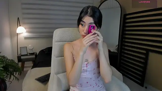 Catyloves online show from 04.11.26