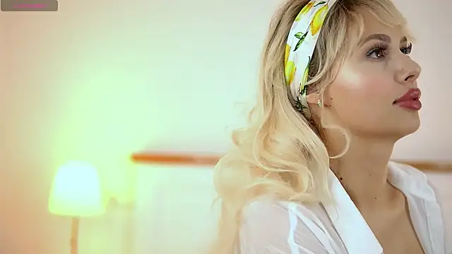 Snapshot of AdelineKing chatting on 10.12.25 AdelineKing online show from 10.12.25