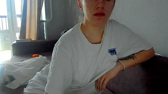 Snapshot of foxy_blond chatting on 04.24.26 foxy blond online show from 04.24.26