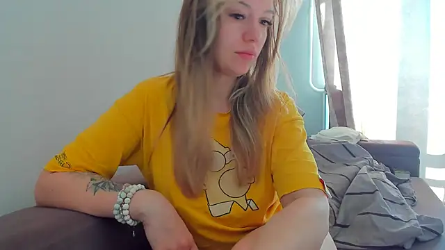 Snapshot of foxy_blond chatting on 04.29.26 foxy blond online show from 04.29.26
