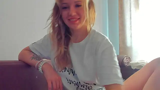 Snapshot of foxy_blond chatting on 04.30.26 foxy blond online show from 04.30.26