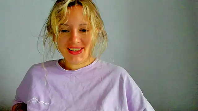Snapshot of foxy_blond chatting on 05.14.26 foxy blond online show from 05.14.26