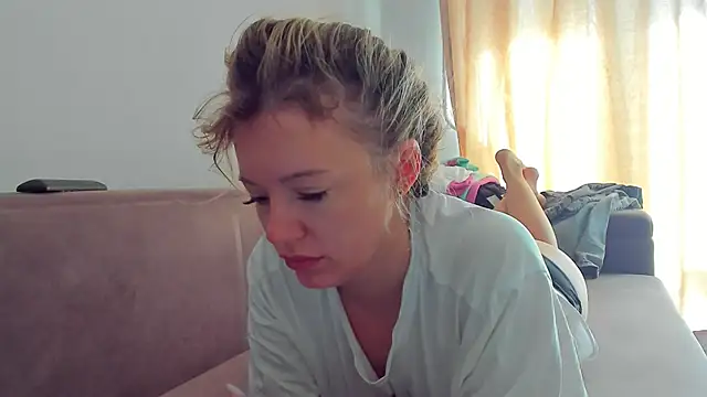 Snapshot of foxy_blond chatting on 05.26.26 foxy blond online show from 05.26.26