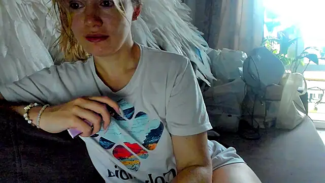 Snapshot of foxy_blond chatting on 05.30.26 foxy blond online show from 05.30.26