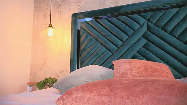 Lucy Vega online show from 09.25.25