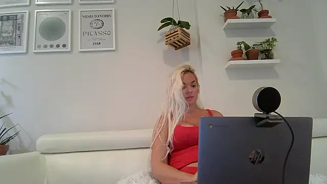 Snapshot of badblondebunny chatting on 02.04.26 badblondebunny online show from 02.04.26