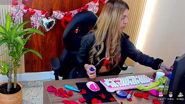 EvaaLovia1 online show from 02.14.25