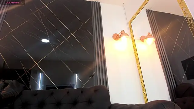 EvaaLovia1 online show from 10.17.25