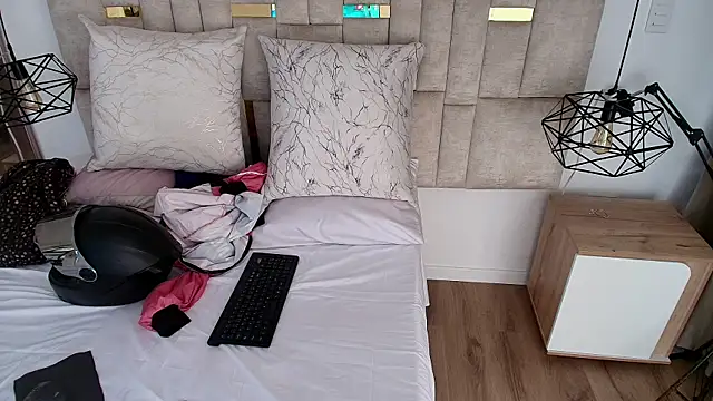 Lizz Tender online show from 10.16.25