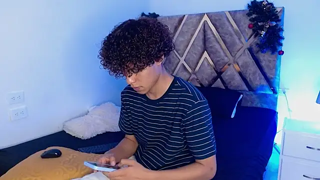 Snapshot of nickolas_moon chatting on 12.25.24 nickolas moon online show from 12.25.24