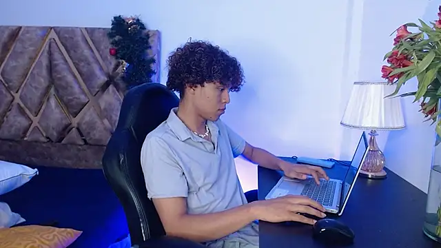 Snapshot of nickolas_moon chatting on 12.30.24 nickolas moon online show from 12.30.24