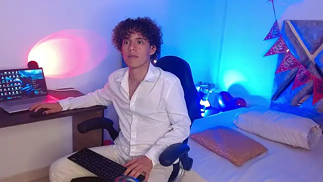 Snapshot of nickolas_moon chatting on 02.18.25 nickolas moon online show from 02.18.25