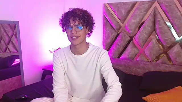 Snapshot of nickolas_moon chatting on 03.19.25 nickolas moon online show from 03.19.25