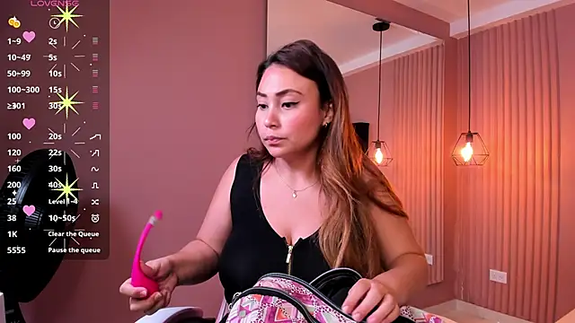 Snapshot of dulce_santamaria chatting on 12.19.24 dulce santamaria online show from 12.19.24