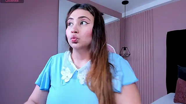 Snapshot of dulce_santamaria chatting on 01.07.25 dulce santamaria online show from 01.07.25