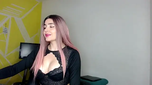 Nikolle Rouss online show from 12.24.24