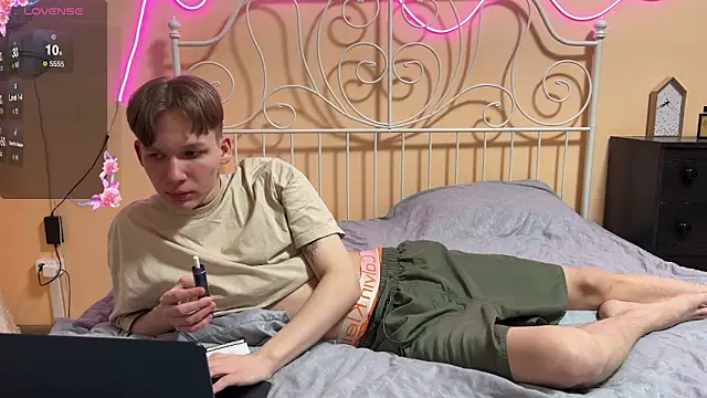 Snapshot of gay_boyss chatting on 03.18.25 gay boyss online show from 03.18.25
